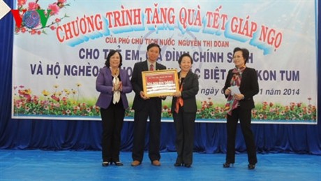 Nguyên Thi Doan distribue des cadeaux aux enfants, aux familles démunies et méritantes de la patrie  - ảnh 1